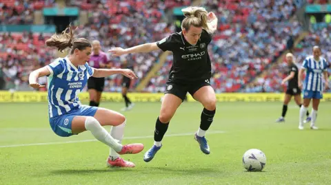 Lauren Hemp challenges for ball