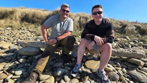 Dòmhnall Macsuain agus a bhràthair Innes