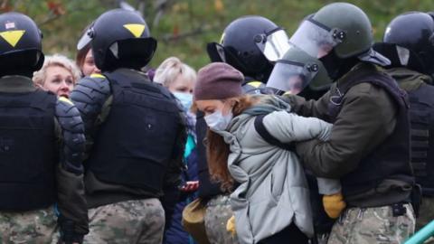Police arrest demonstrators in Minsk, Belarus. Photo: 15 November 2020