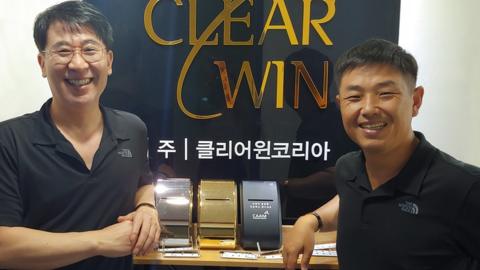 Kim Kyeong Yeon (left) and Kim Yoo Cheol