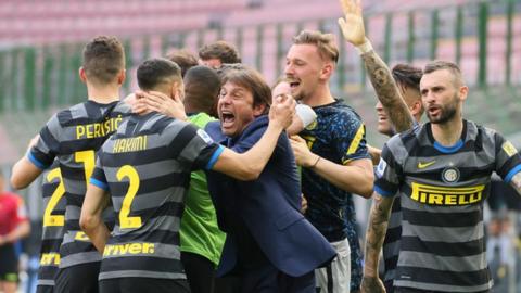 Inter Milan players and manager Antonio Conte celebrate after scoring