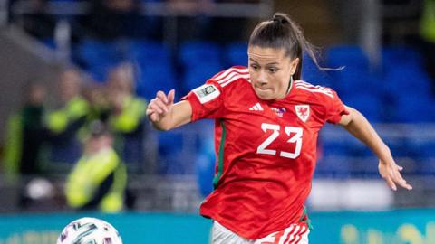 Wales defender Ffion Morgan says she hopes to be half the player Jess Fishlock is during her international career.