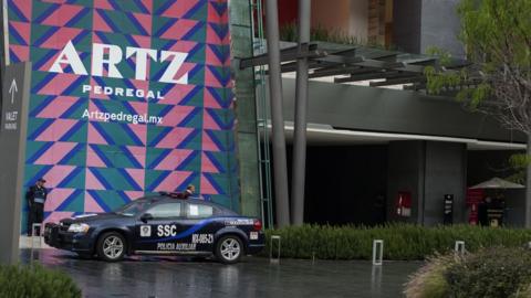 Mexican police stand guard outside a shopping mall in Mexico City on July 25, 2019 where two Israelis suspected of mafia links were shot dead