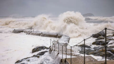 Large waves overtopping steps and rocks on the coast