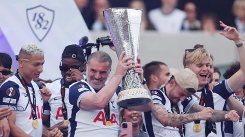 Ange Postecoglou lifts the Europa League trophy