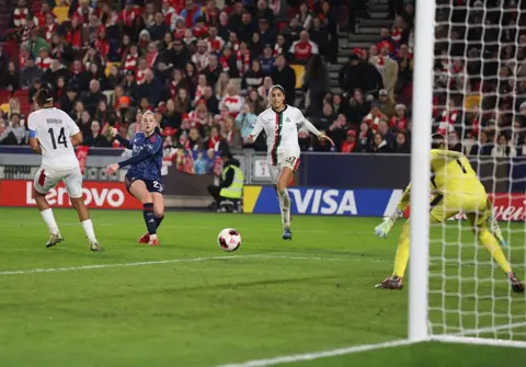 Alessia Russo scores