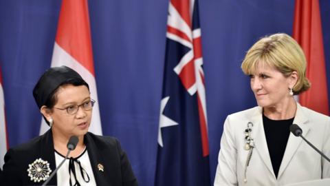 Australian foreign minister Julie Bishop (R) with her Indonesian counterpart Retno Marsudi (L)