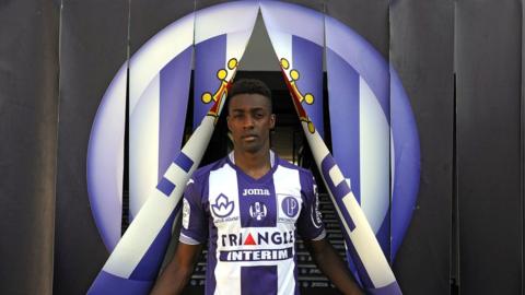 Brazilian midfielder Wergiton Do Rosario Calmon, known as Somalia, poses during his official presentation at the municipal stadium in Toulouse, 11 August 2015