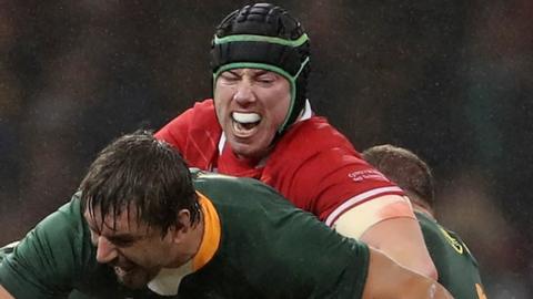 Wales'lock Adam Beard (C) and South Africa's lock Eben Etzebeth compete in a maul