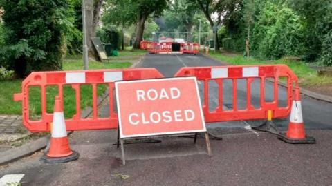 Oak Tree Road closure