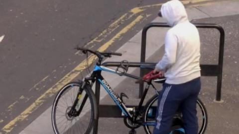 Bike theft in Glasgow caught on CCTV