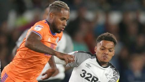 Duane Holmes (dde) o Derby yn herio Leandra Bacuna