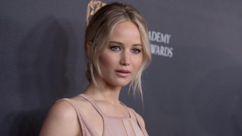 Jennifer Lawrence apologises for Hawaii 'butt-scratching' story - BBC News
