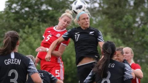 Rhiannon Roberts, Cymru, yn herio Hannah Wilkinson o Seland Newydd