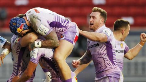 Exeter celebrate Henry Slade's try