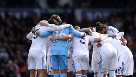 Leeds players in a huddle