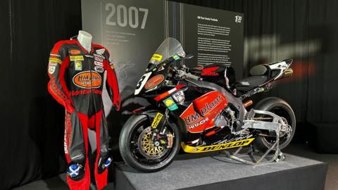 The Superbike and leathers worn in 2007, they are predominantly black and red.