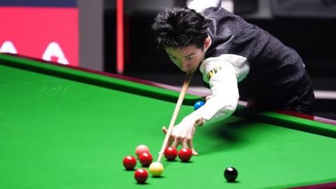 Wu Yize tries to pot a red