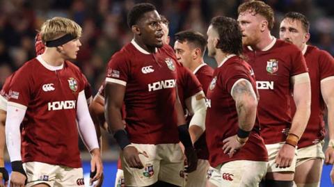 Maro Itoje talks to his players