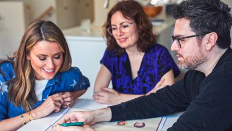 Anne NicAilpein agus buill den teaghlach Rubilar