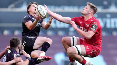 Mae'r Gweilch a'r Scarlets wedi cyhuddo'r undeb o wneud tro pedol a chreu "rhagor o ansicrwydd yn ein gêm"