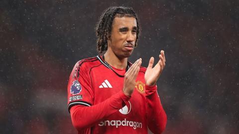 Manchester United's Leny Yoro claps the fans