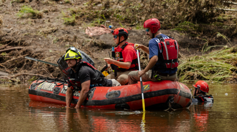 Texas floods rescuers in dinghy