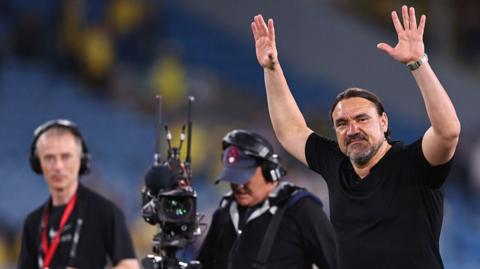 Daniel Farke raises both hands to salute Leeds fans