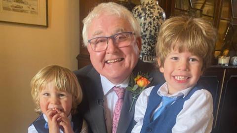 Y diweddar Barchedig Jim Clarke a'i ddau ŵyr Elis a Nedw