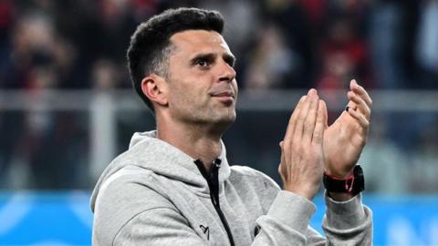 Thiago Motta applauding