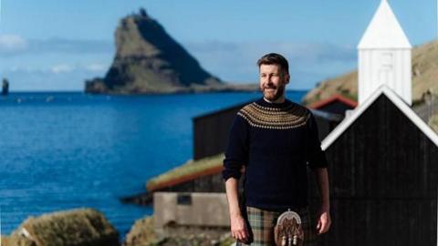 Coinneach MacLeòid anns na h-Eileanan Fàrach