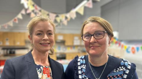 Emma Pearce agus Avril Robasdan bho Chomhairle nam Pàrant aig Sgoil an Naoimh Cliaman