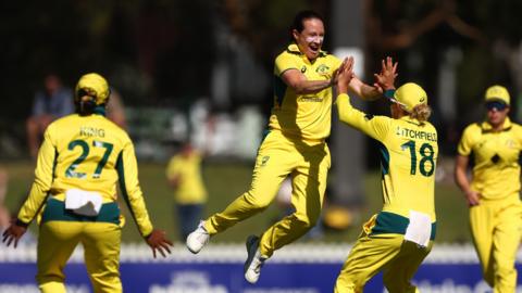 Australia celebrate winning second ODI