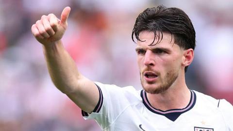 Declan Rice gives a thumbs up