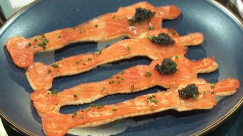Salmon canapes shaped like Oscar statues.
© AFP