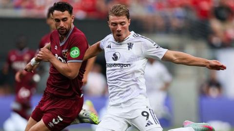 Manchester United striker Rasmus Hojlund is challenged by West Ham defender Maximilian Kilman at the MetLife Stadium on Saturday