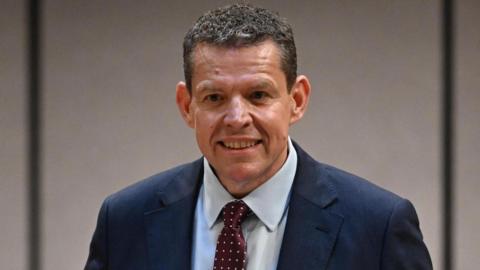 Rhun ap Iorwerth yn siarad yn y Senedd