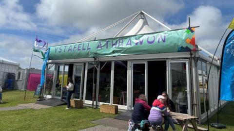 Yr ystafell athrawon ar y maes