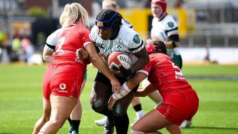 Linda Djougang powers over for Irish try