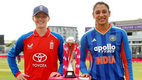 Smriti Mandhana and Charlie Dean with the T20 series trophy