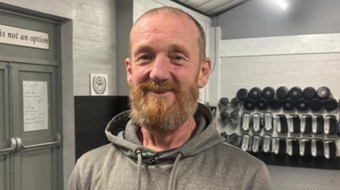 Chris Rees sefydlodd grwp ar-lein Sober Ninjas a grwp Caffi'r Ogia ym Mhenllyn