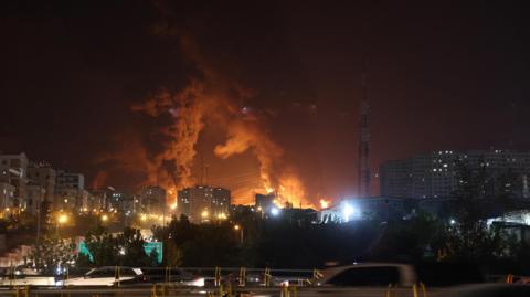 إيران تطلق موجة جديدة من الصواريخ على إسرائيل، والقوات الجوية الإسرائيلية تشن غارات على أهداف في طهران - BBC News عربي