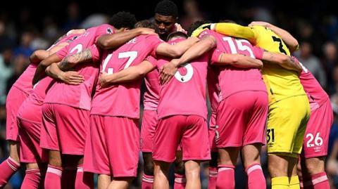 Ipswich players in a huddle