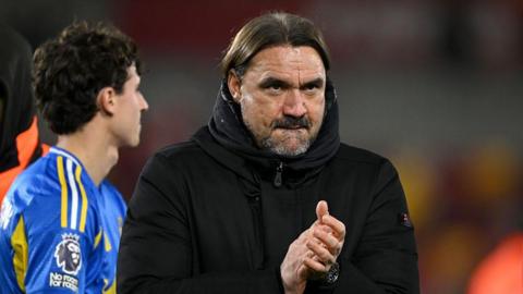 Daniel Farke claps