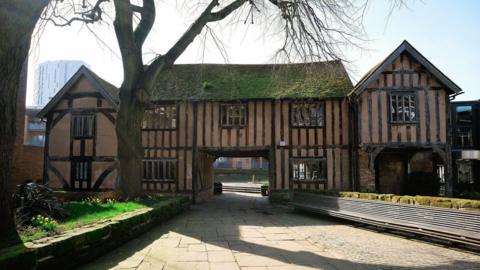 A photo of Coventry Registry Office, a Tudor-looking building with beams and a thatched roof.