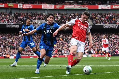 Viktor Gyokeres protects the ball