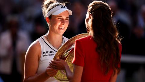 Linda Noskova receives the Wimbledon trophy from the Princess of Wales