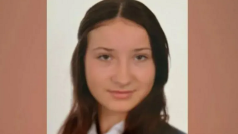 Scarlett Vickers portrait shows a young girl with long brown hair smiling at the camera