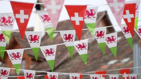Baneri Cymru a'r Swistir