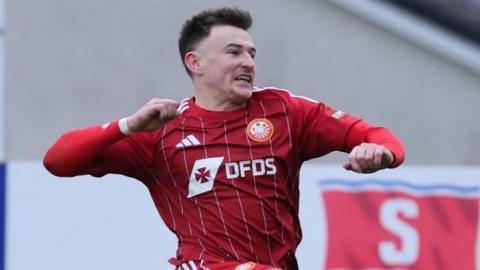 Eamon Fyfe scores Portadown's winner